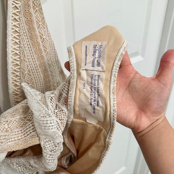 NWT River Island Peplum Embroidered Plunge One Piece Swimsuit in White Size 6 - Picture 6 of 6